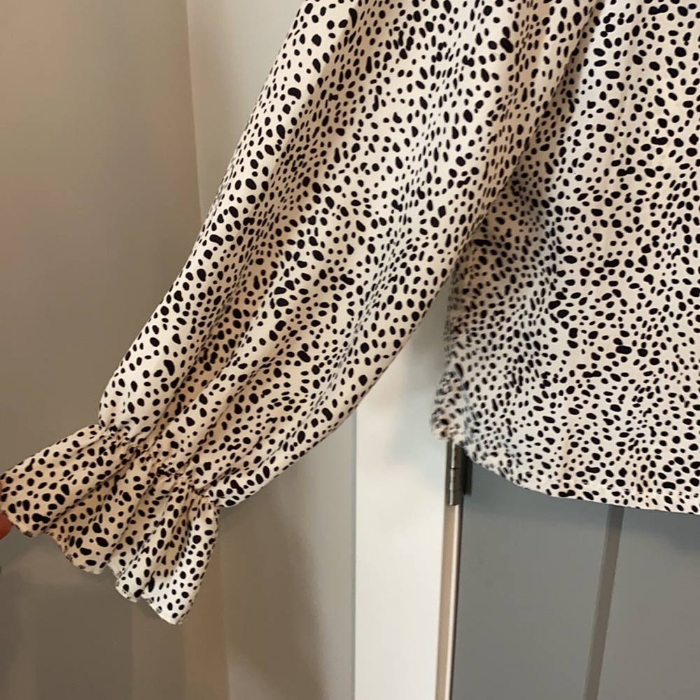 Size medium blouse - Picture 2 of 3